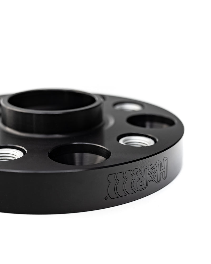 
                  
                    Eine liegende, schwarze Spurverbreiterungen der Marke H&R Spezialfedern, mit einem eingravierten H&R Logo, passend für Porsche 911
                  
                