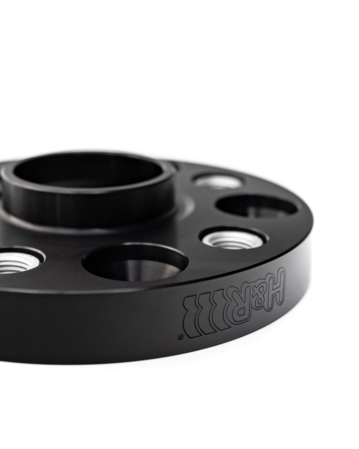 
                  
                    Eine liegende, schwarze Spurverbreiterungen der Marke H&R Spezialfedern, mit einem eingravierten H&R Logo, passend für Porsche 911
                  
                