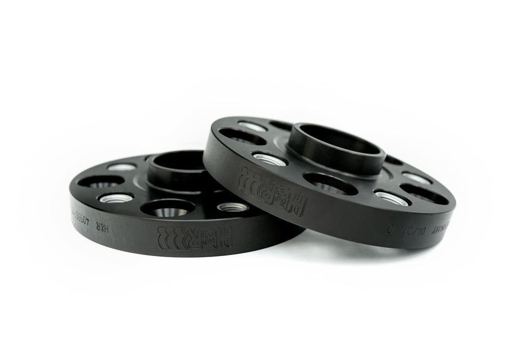 
                  
                    Zwei Schwarze, übereinander liegende Spurverbreiterungen der Marke H&R Spezialfedern, mit einem eingravierten H&R Logo, passend für Porsche 911
                  
                