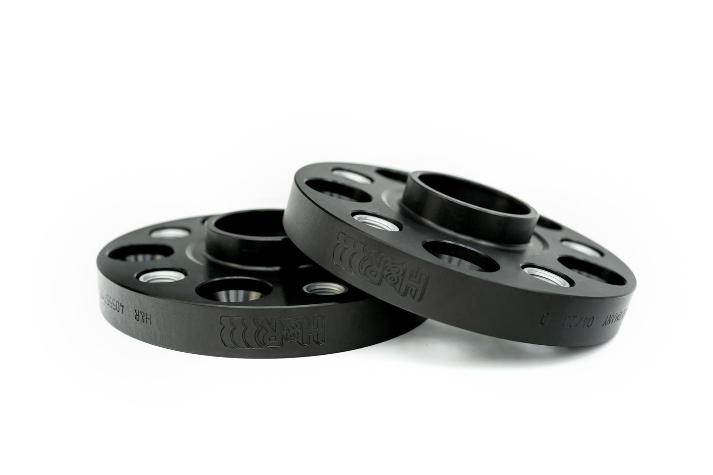 
                  
                    Zwei Schwarze, übereinander liegende Spurverbreiterungen der Marke H&R Spezialfedern, mit einem eingravierten H&R Logo, passend für Porsche 911
                  
                